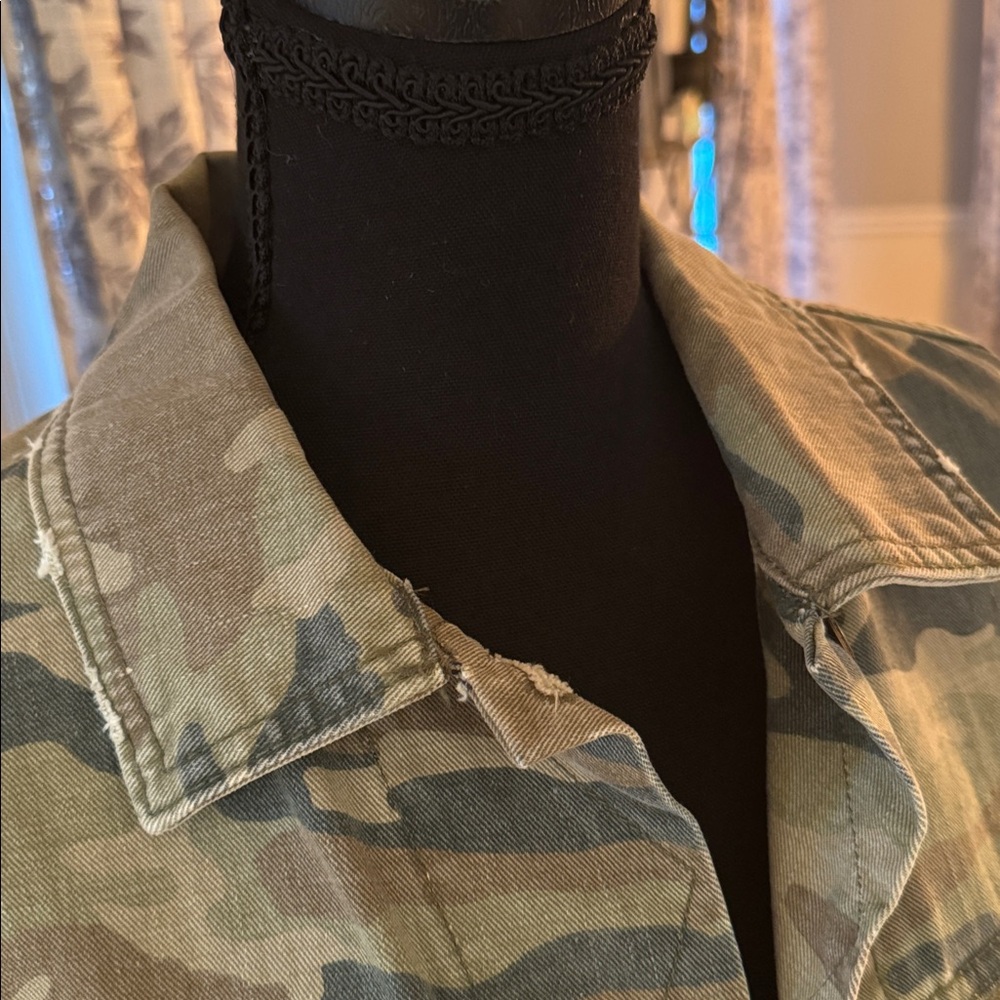 Free People Oversized Camo Cropped Raw Hem Jean Jacket - Size Medium - Picture 7 of 12